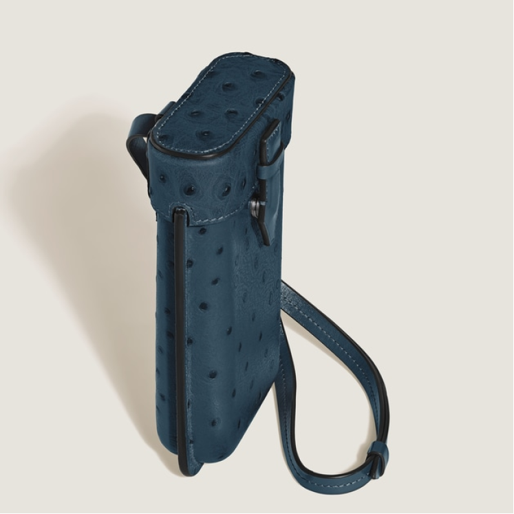 Étui Multifonction Plume avec Bandoulière en Cuir Embossé Autruche