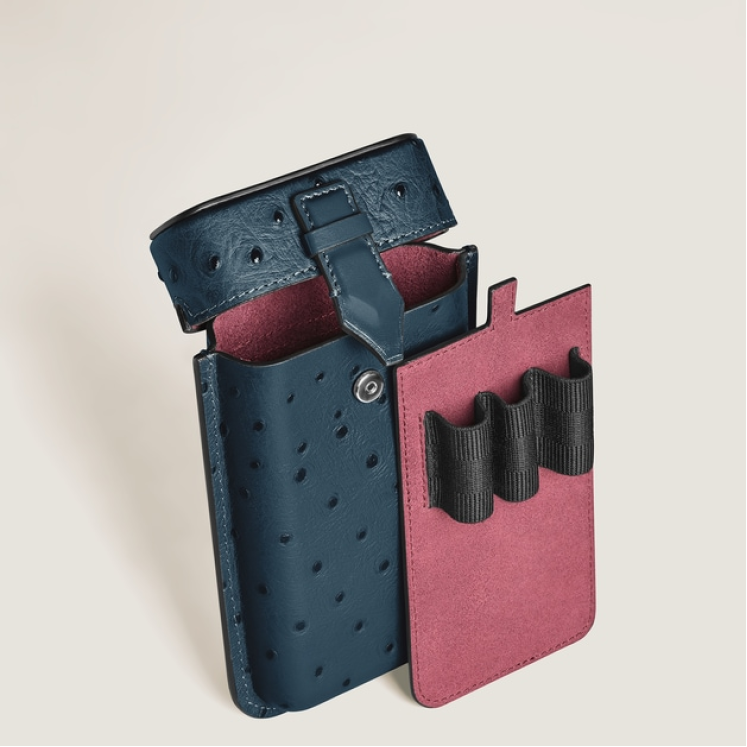 Étui Multifonction Plume avec Bandoulière en Cuir Embossé Autruche